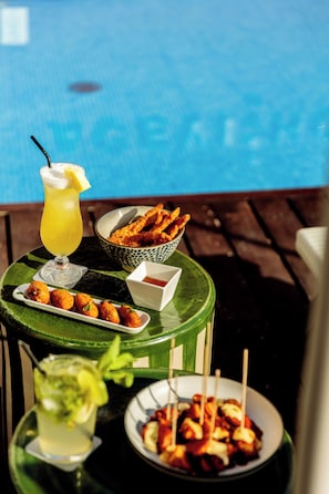 A dining table with a drink, fried food, and snacks. - Acevi Villarroel (Barcelona)