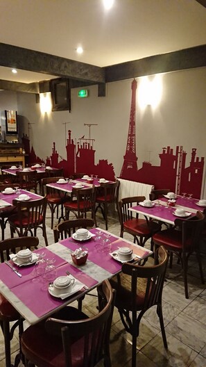 Tägliches Frühstücksbuffet (10 EUR pro Person)