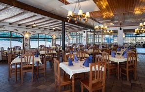 2 restaurants; lunch and dinner served