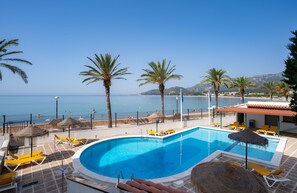 Una piscina al aire libre, tumbonas