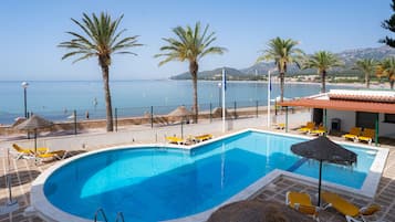 Outdoor pool, pool loungers