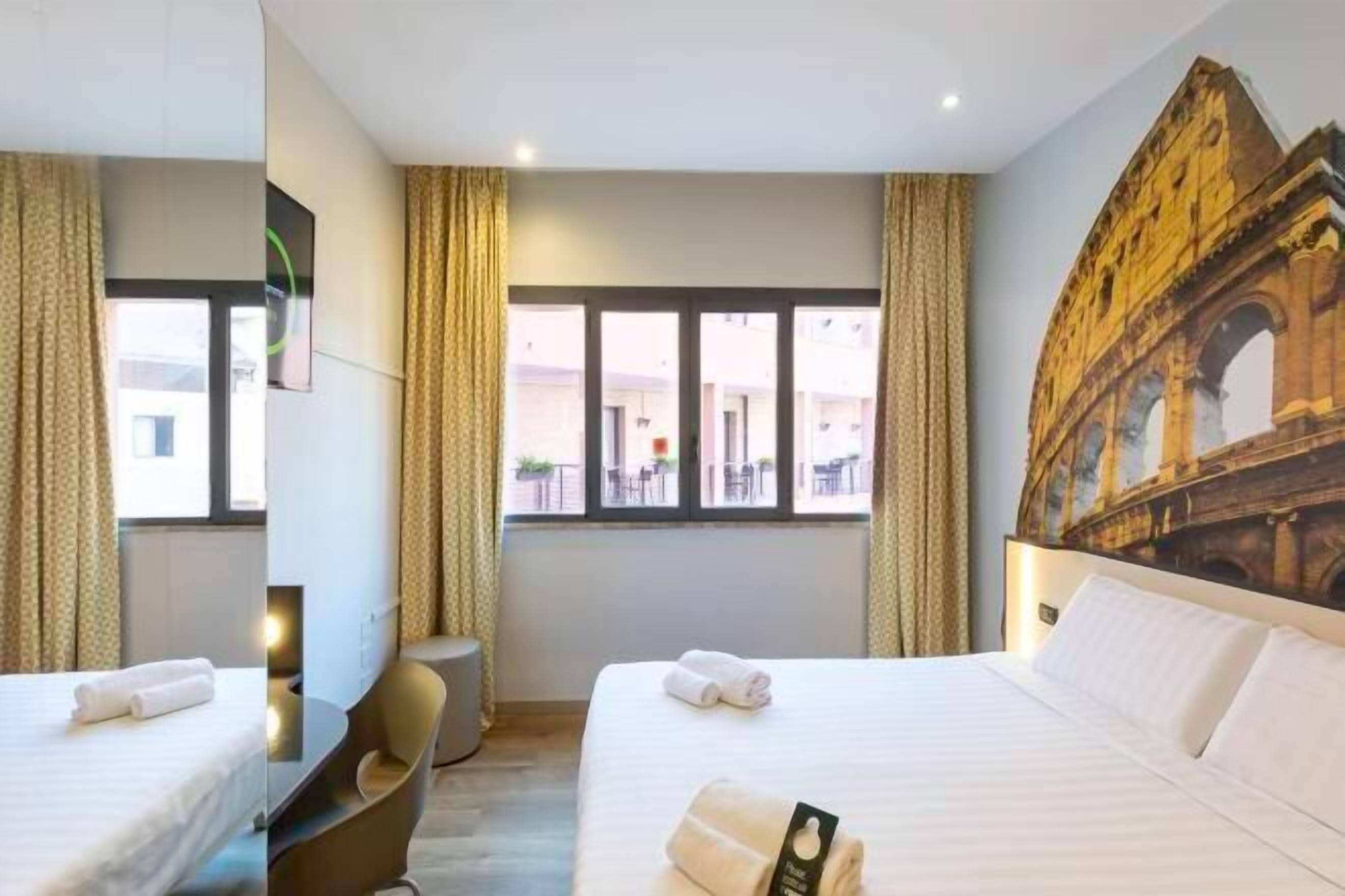 Peti besi dalam bilik, meja, kalis bunyi, seterika/papan seterika 