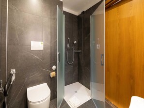 Quarto casal, acessível | Banheiro | Ducha de hidromassagem, toalhas de banho