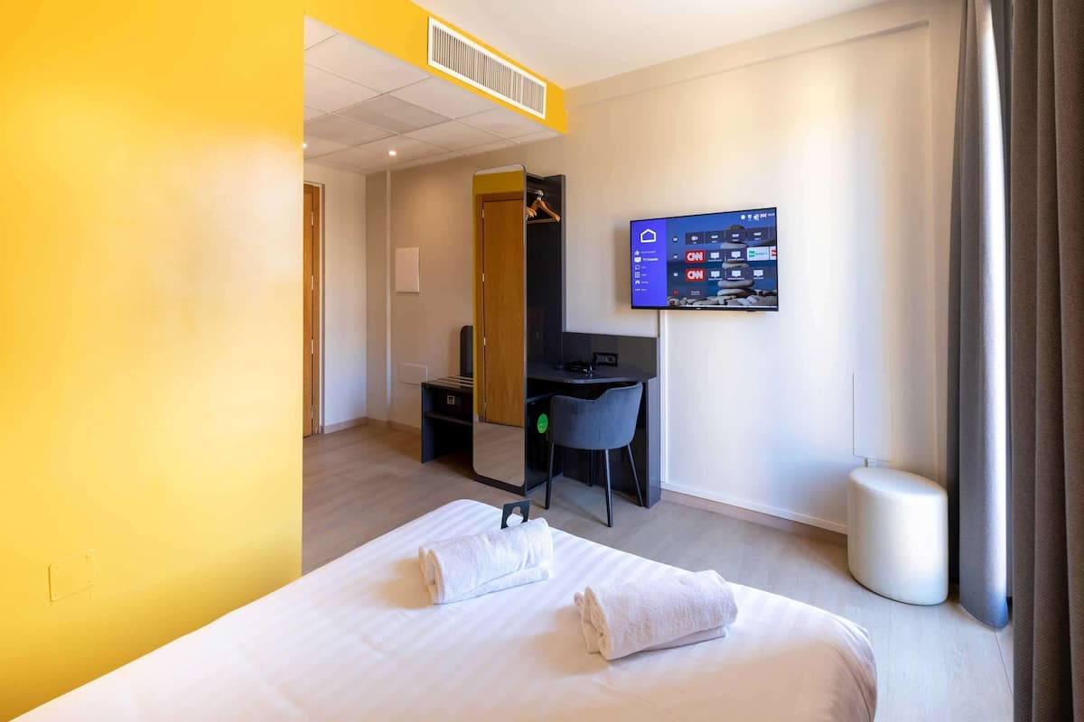 Double Room, Accessible | In-room safe, desk, soundproofing, iron/ironing board
