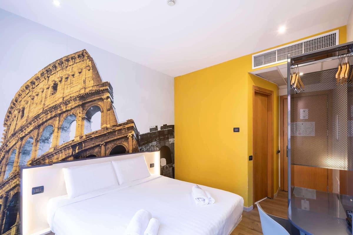 Standard Double Room, Non Smoking | In-room safe, desk, soundproofing, iron/ironing board