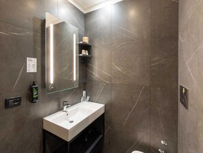 Superior Double Room | Bilik Mandi | Hulu semburan hidrourut, tuala disediakan 