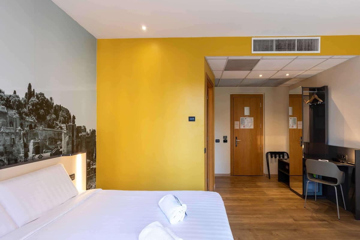 Standard Triple Room, Non Smoking | In-room safe, desk, soundproofing, iron/ironing board