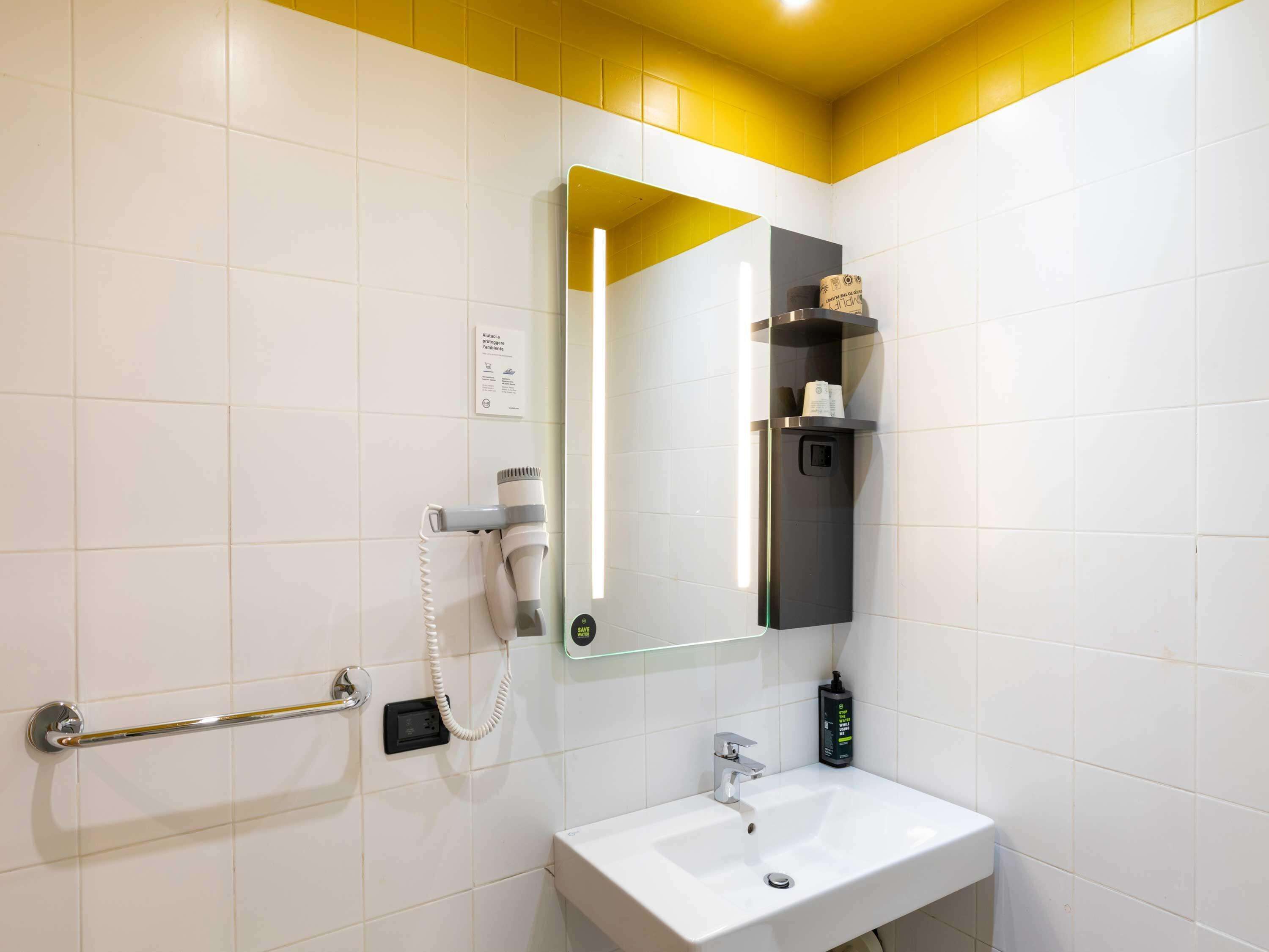 standard double room, non smoking | bathroom | hydromassage showerhead, towels