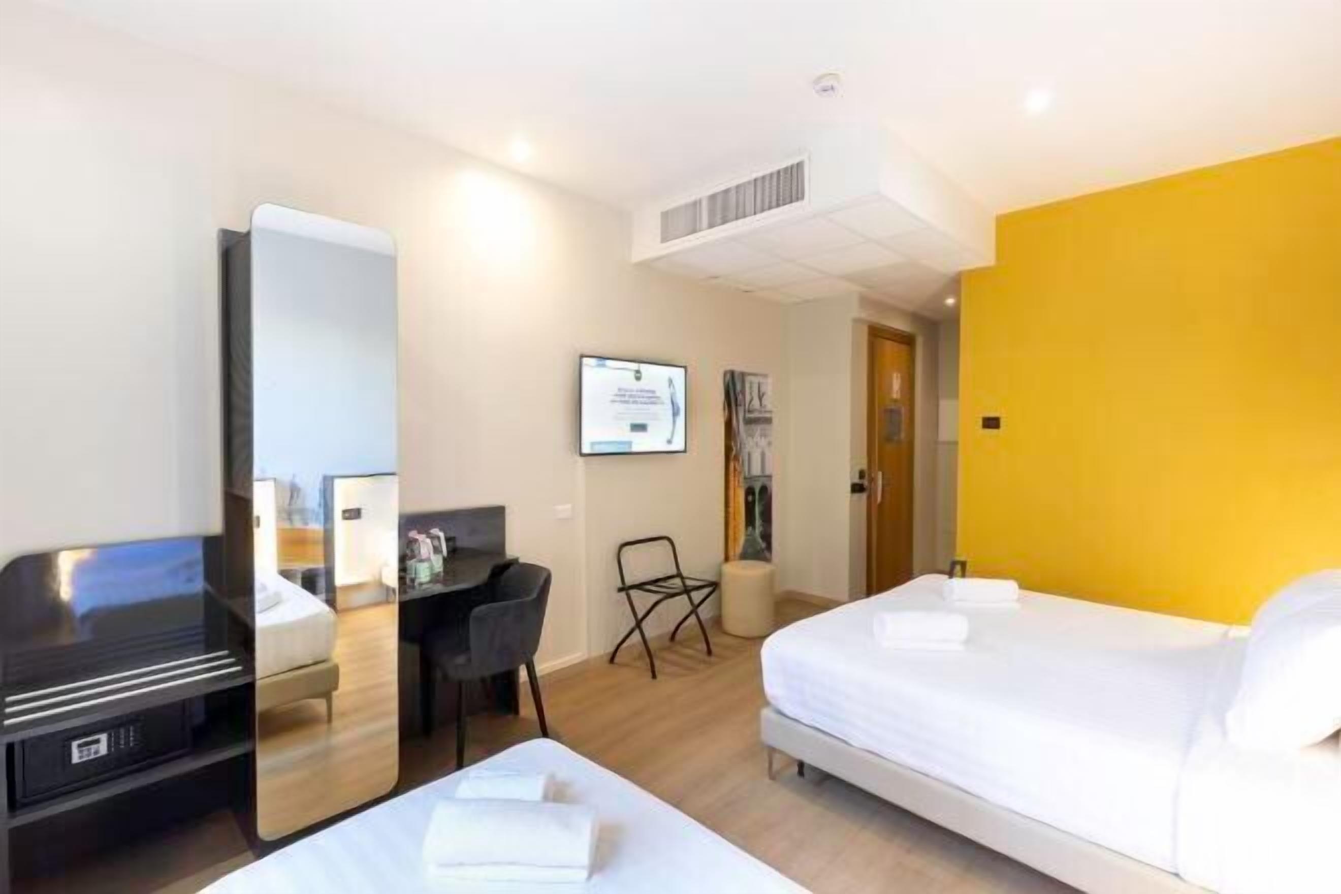 Peti besi dalam bilik, meja, kalis bunyi, seterika/papan seterika 