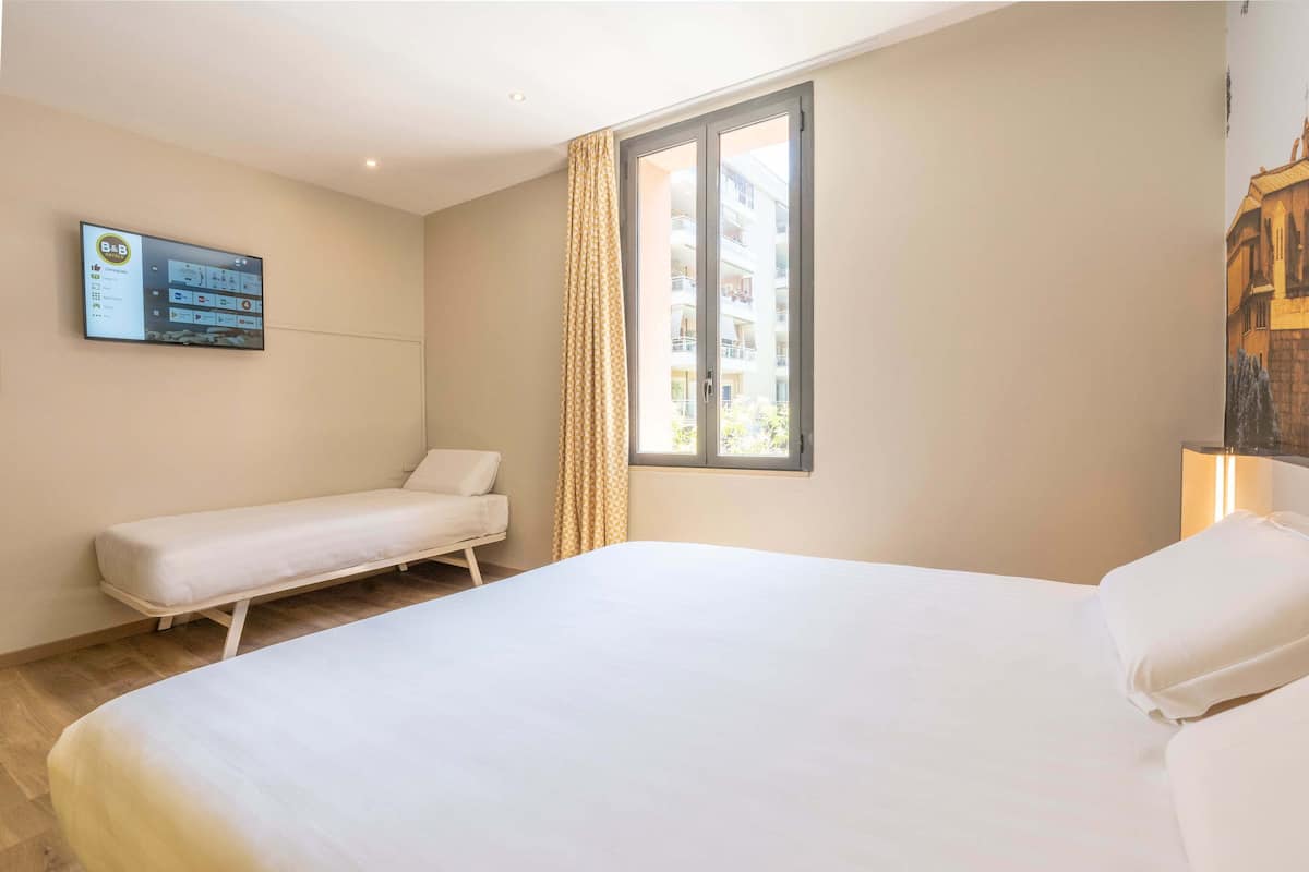 Standard Triple Room, Non Smoking | In-room safe, desk, soundproofing, iron/ironing board