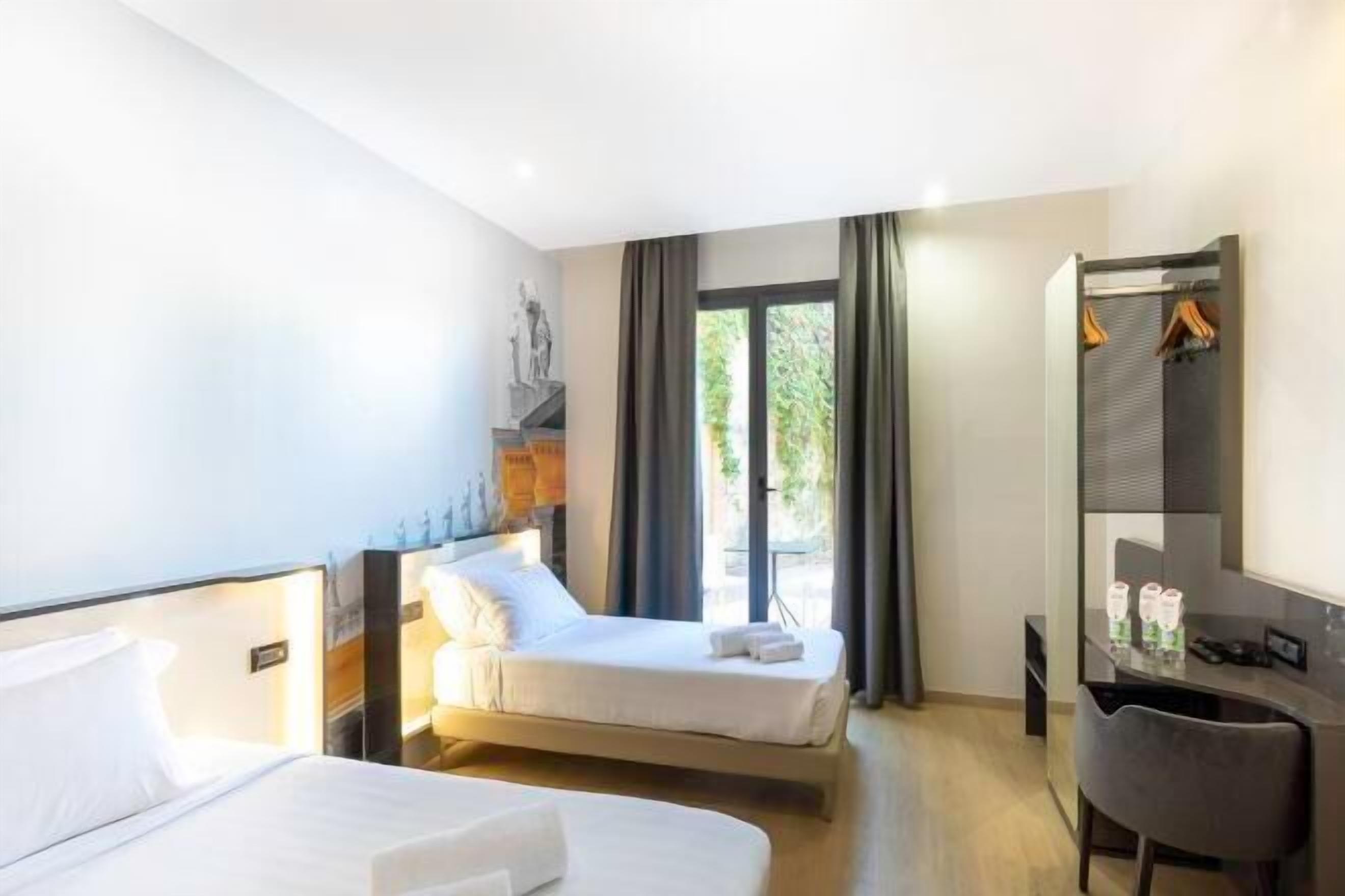 Peti besi dalam bilik, meja, kalis bunyi, seterika/papan seterika 