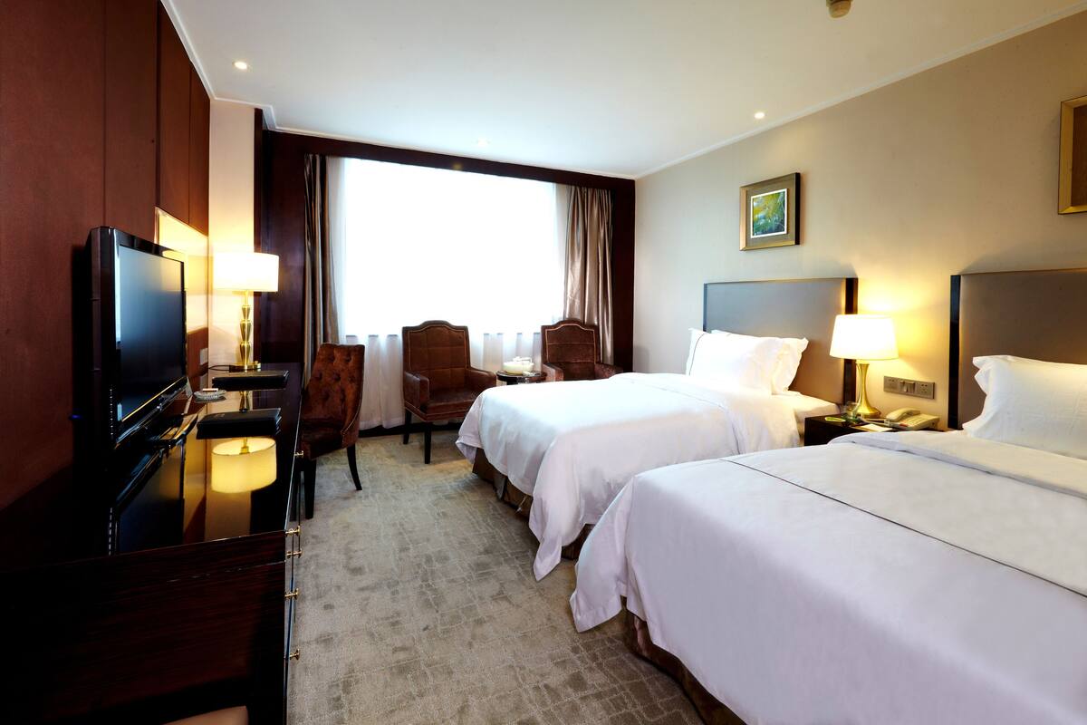 Premium bedding, in-room safe, iron/ironing board, free WiFi