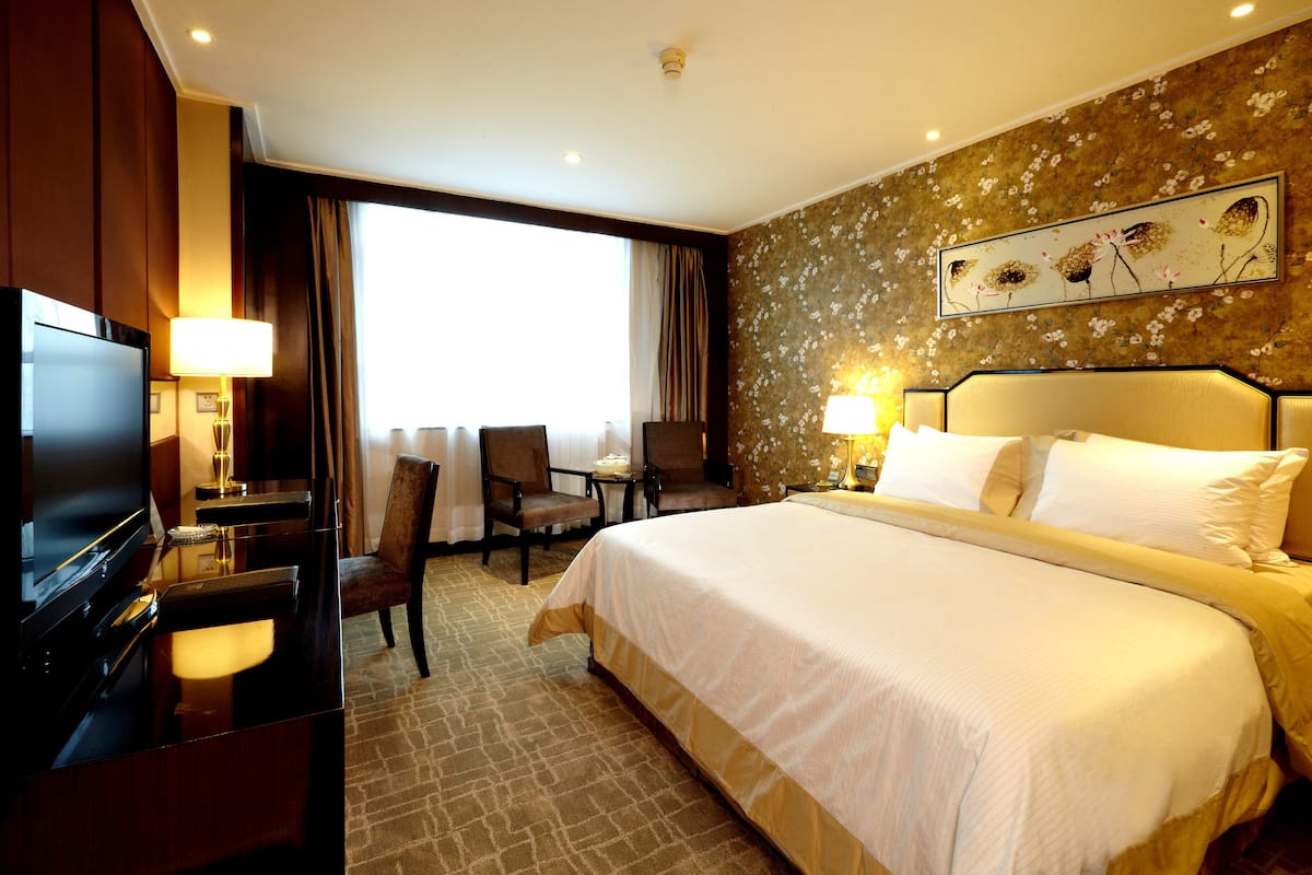 Premium bedding, in-room safe, iron/ironing board, free WiFi