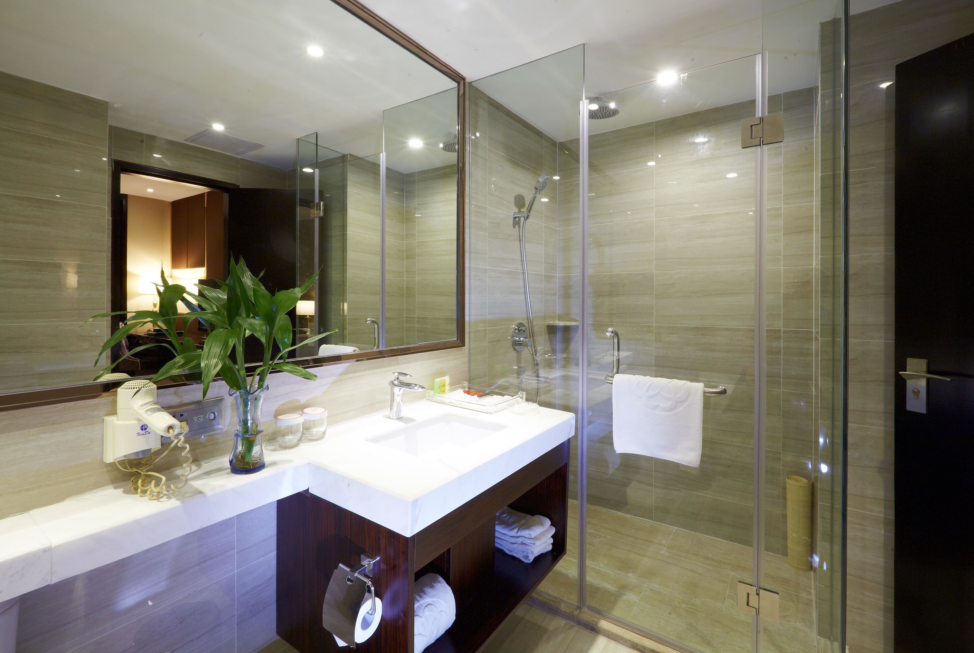 Combined shower/bathtub, rainfall showerhead, hair dryer, bathrobes