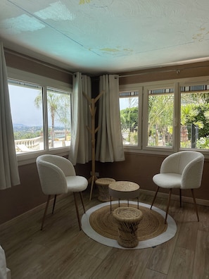 1 chambre, surmatelas, coffres-forts dans les chambres, bureau