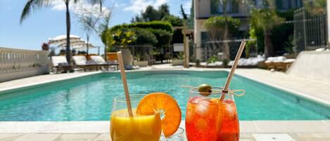 Piscine extérieure (ouverte en saison), parasols de plage