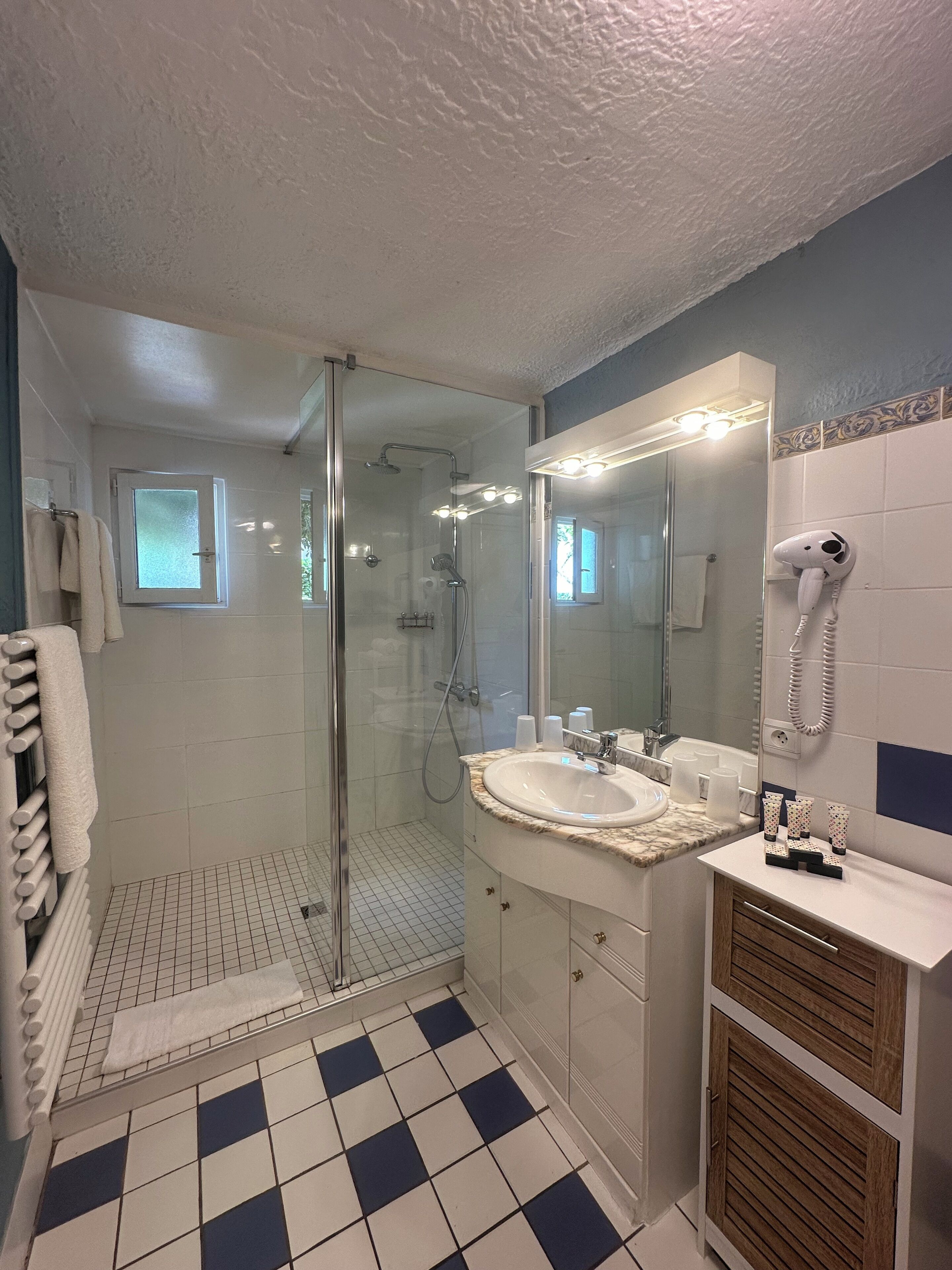 suite, 2 bedrooms, connecting rooms (cottage) | bathroom | shower, free toiletries, hair dryer, towels