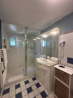 Family Annex | Bathroom | Shower, free toiletries, hair dryer, towels - Hôtel Miramar (Vence)