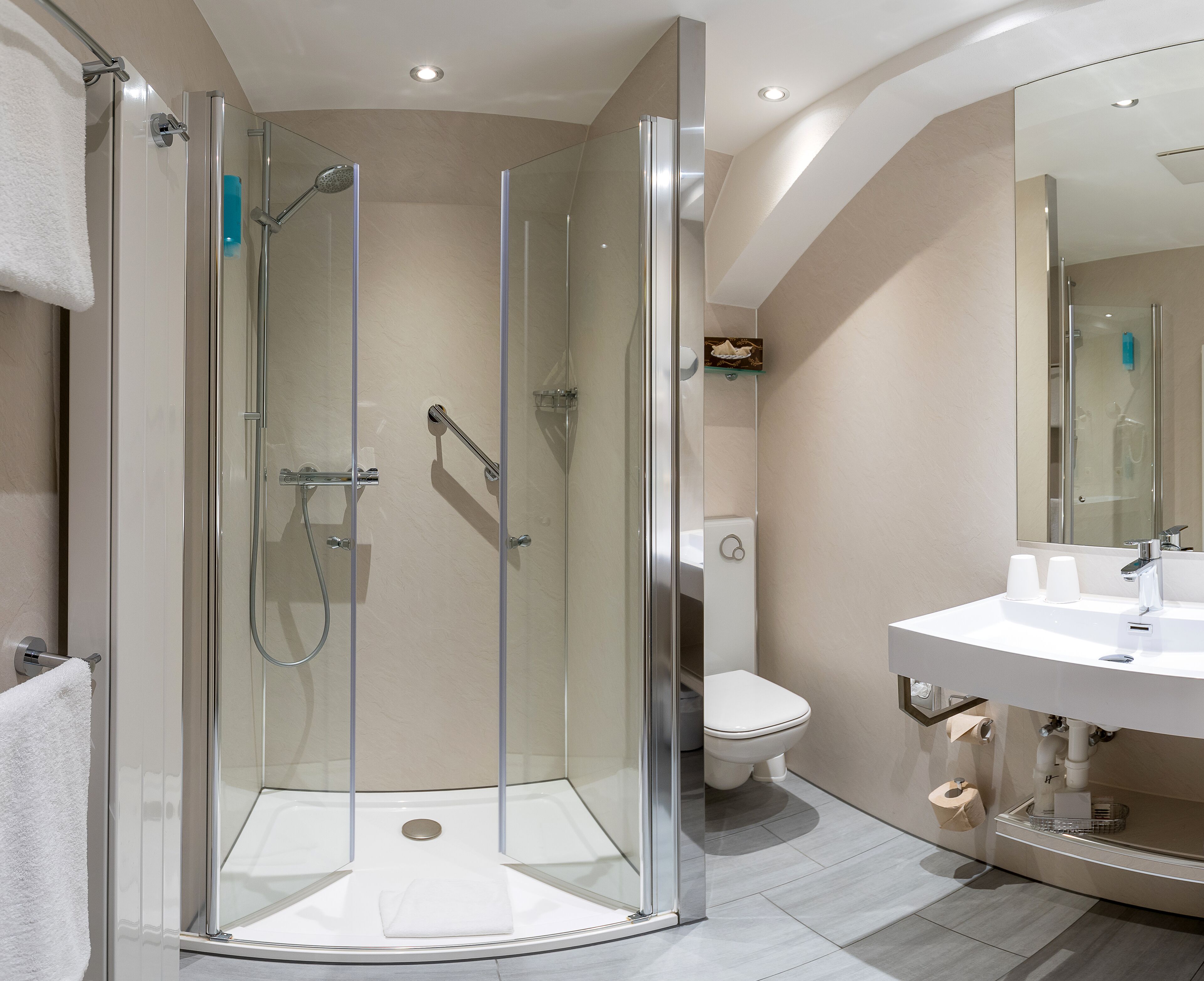 Junior-Suite | Badezimmer | Kostenlose Toilettenartikel, Haartrockner, Handtücher