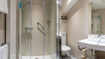 Junior-Suite | Badezimmer | Kostenlose Toilettenartikel, Haartrockner, Handtücher