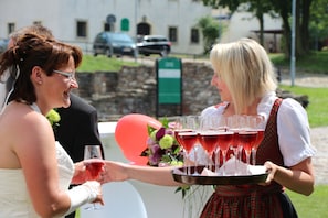 Lunch, dinner served; Regional cuisine, al fresco dining