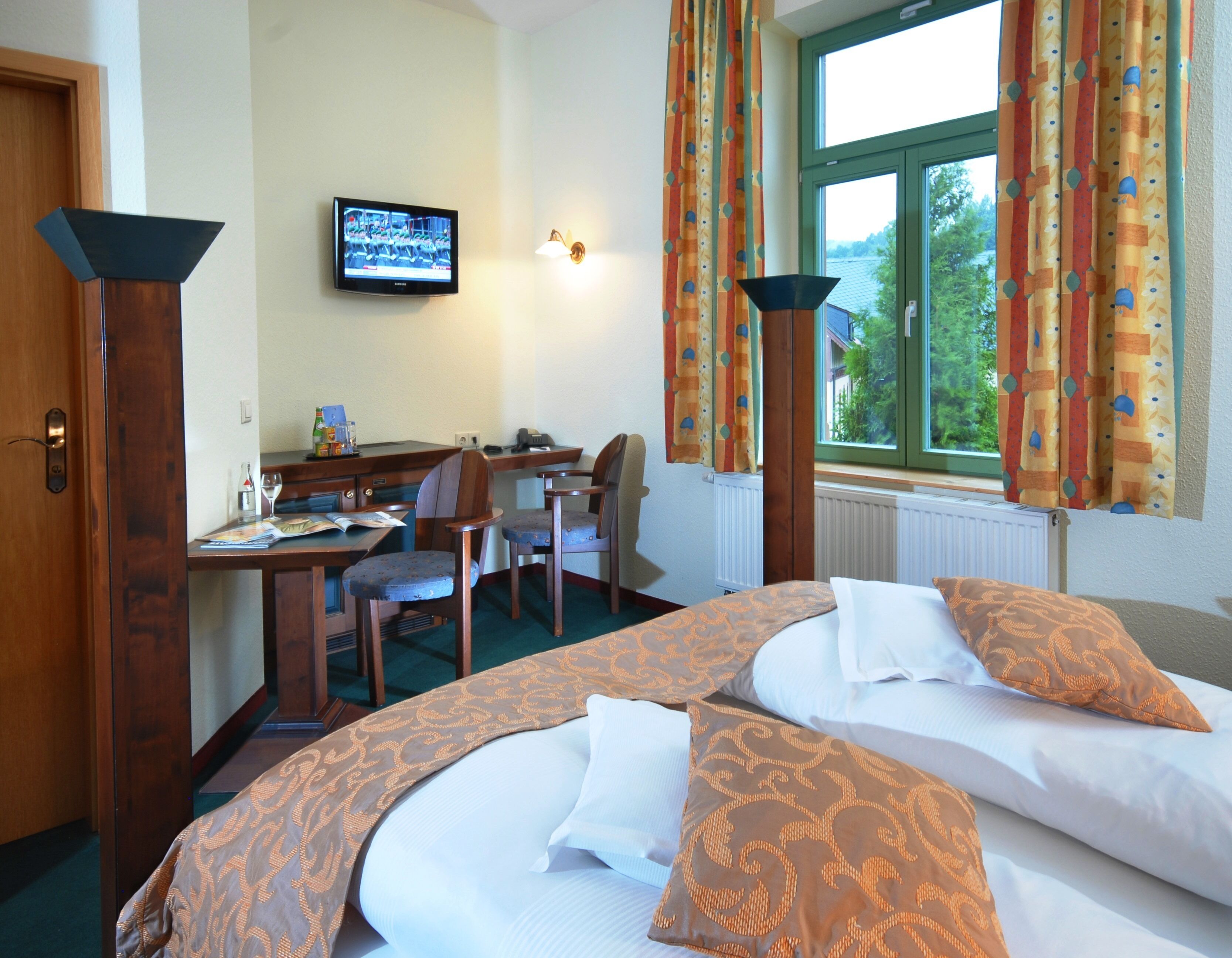 Classic-Zimmer | Hochwertige Bettwaren, Daunenbettdecken, Pillowtop-Betten, Minibar