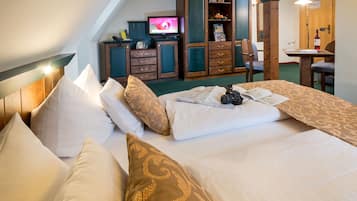 Classic Room | Premium bedding, down duvets, pillow-top beds, minibar