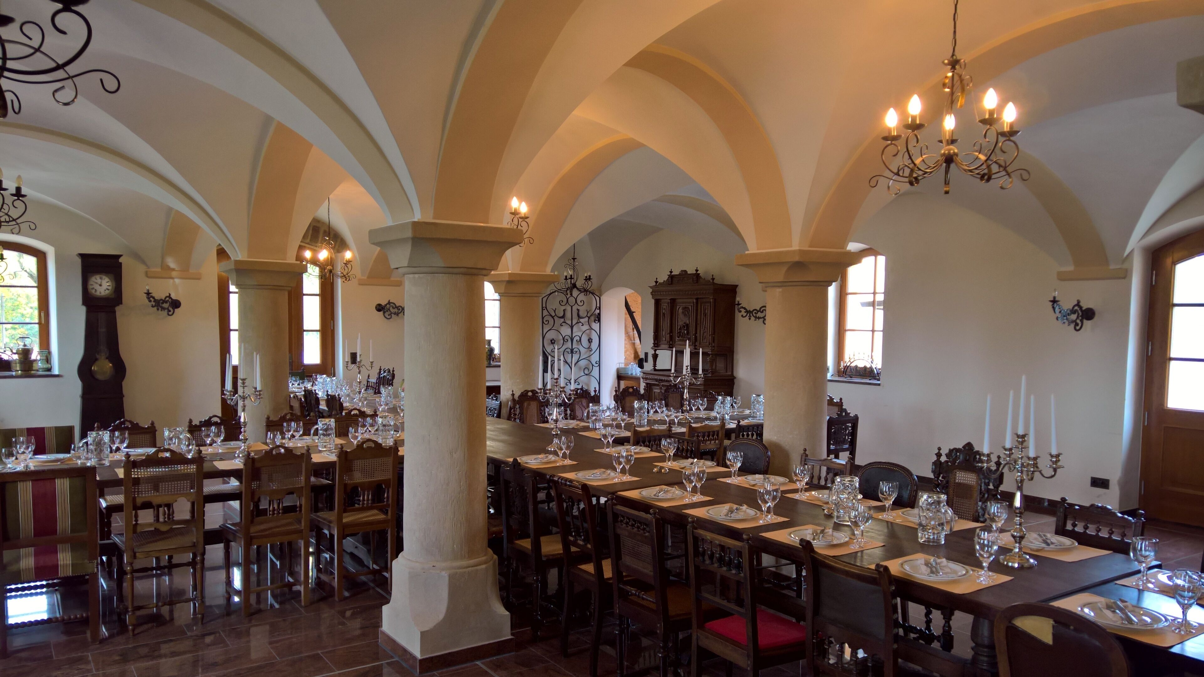 Lunch, dinner served; Regional cuisine, al fresco dining 