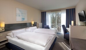 Comfort tweepersoonskamer | Luxe beddengoed, een kluis op de kamer, een bureau, een laptopwerkplek