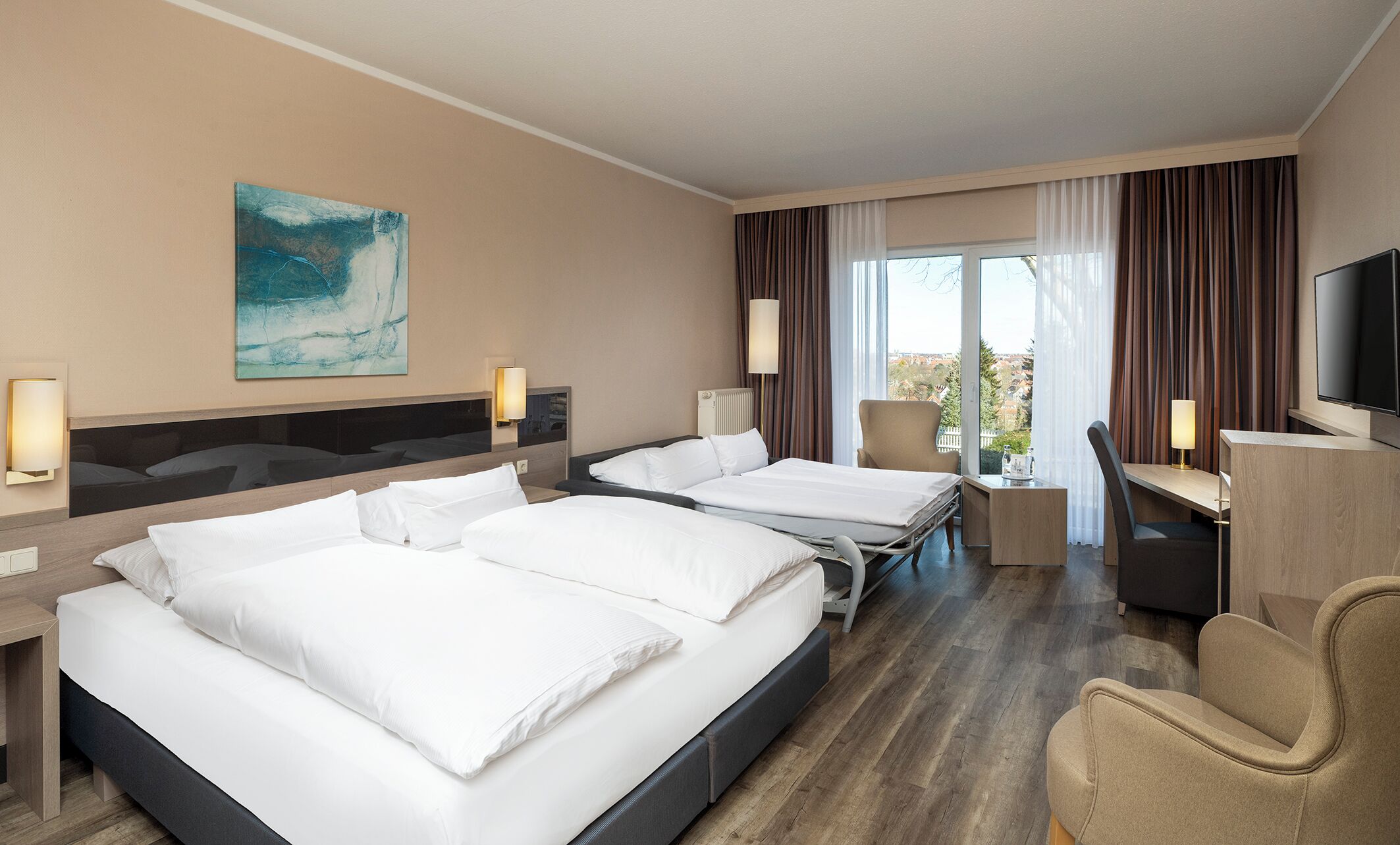 独特双人房 | 高档床上用品、客房内保险箱、办公桌、笔记本电脑工作区