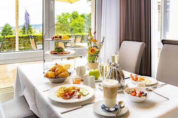 Daily buffet breakfast for a fee