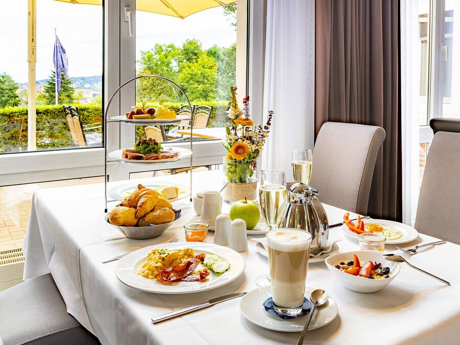 Tägliches Frühstücksbuffet gegen Gebühr