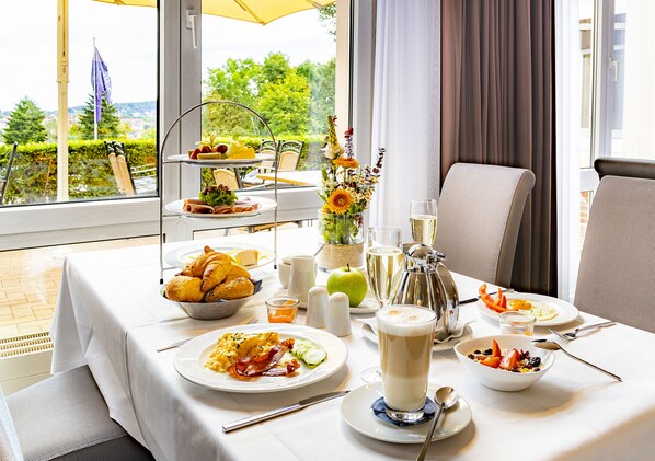 Daily buffet breakfast (EUR 19 per person)