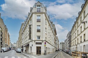 A corner building with a sign for "Hotel Le Grand Vieux Paris." - Beaugrenelle Tour Eiffel (Paris)