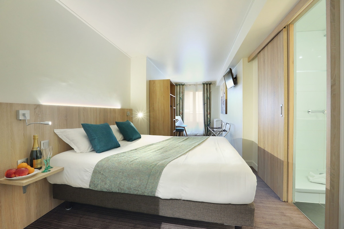 In-room safe, desk, soundproofing, iron/ironing board (on request)