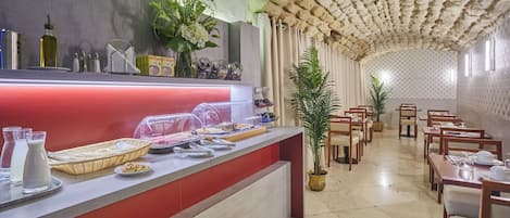 Se ofrece un desayuno bufé (10 EUR por persona)