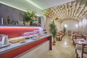 Se ofrece un desayuno bufé todos los días (por un coste adicional)