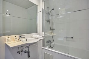 Habitación Confort doble | Baño | Ducha, artículos de higiene personal gratuitos y secador de pelo