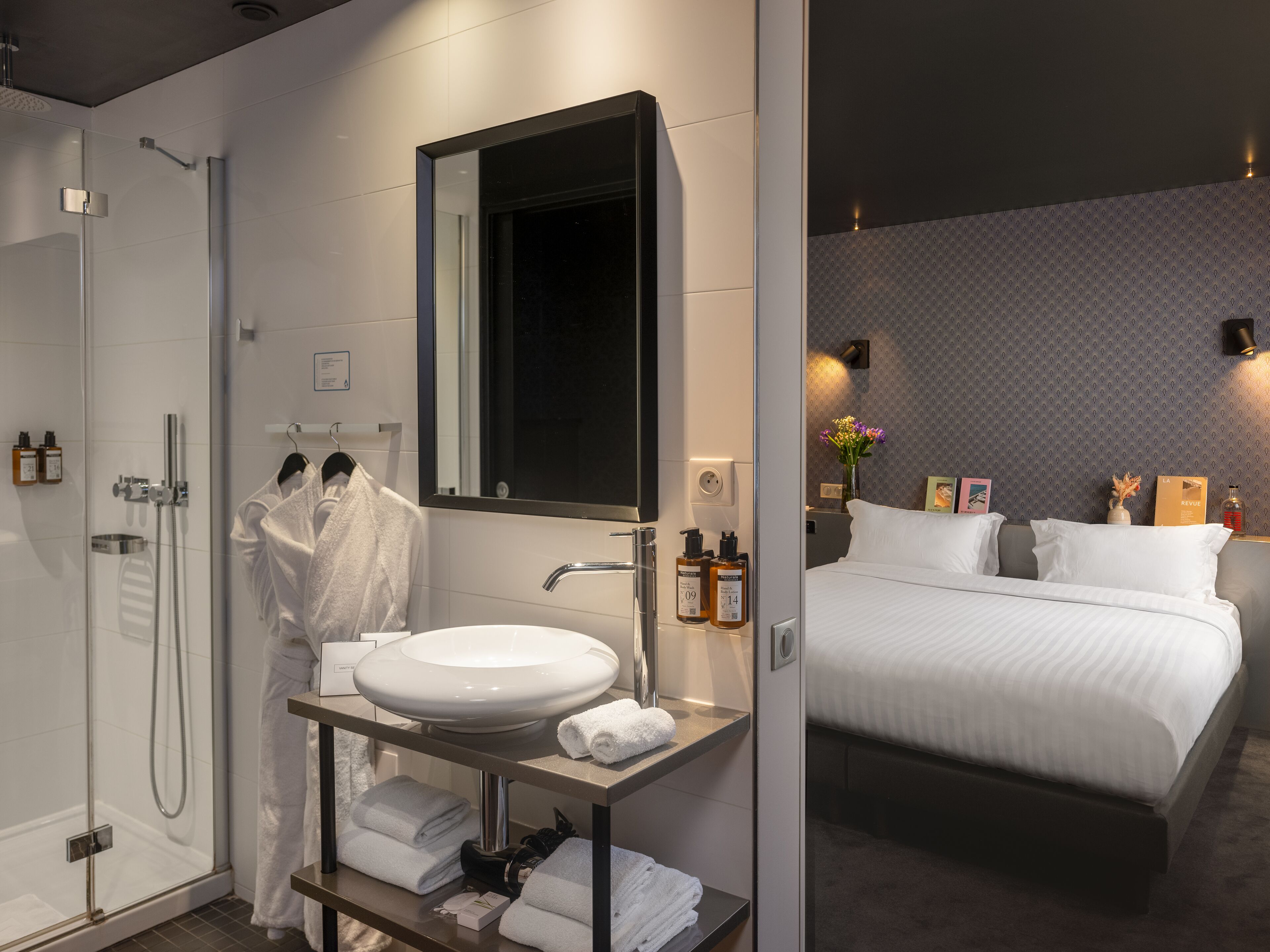 superior double room | bathroom | hydromassage showerhead, free toiletries, hair dryer, bathrobes