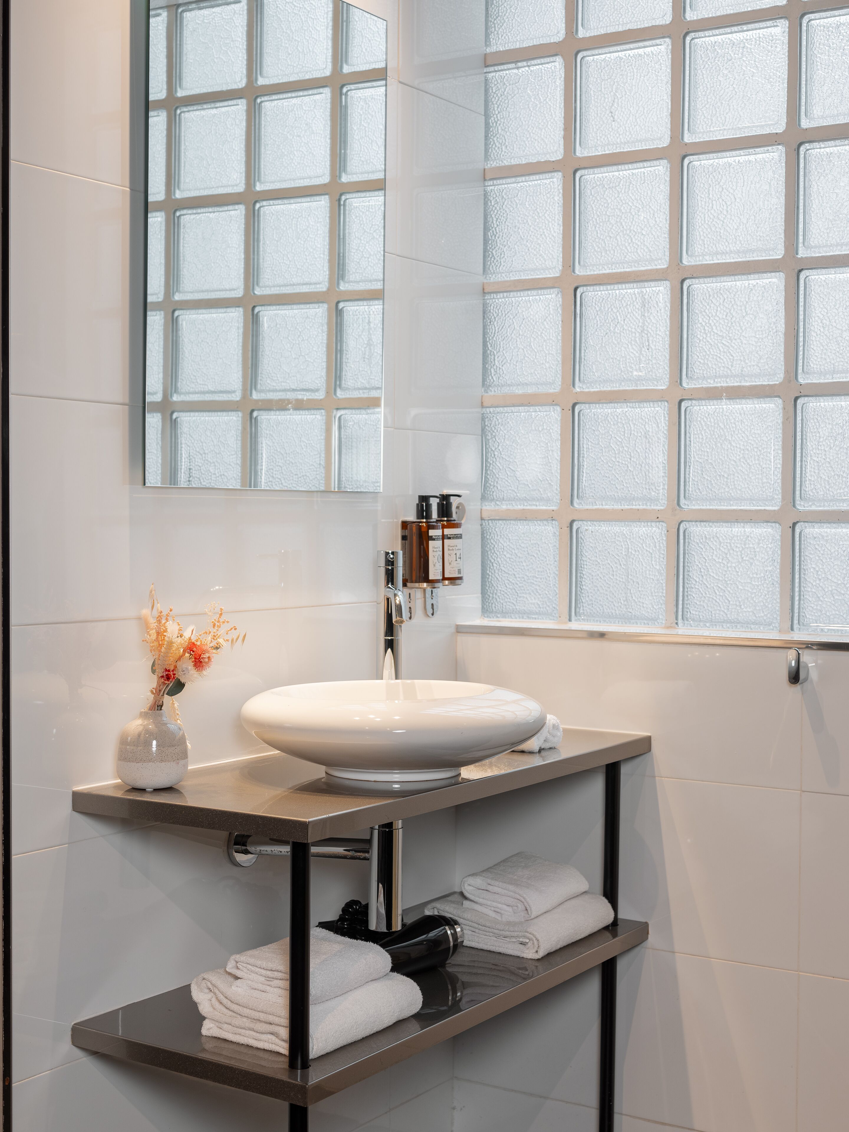 deluxe double room | bathroom | hydromassage showerhead, free toiletries, hair dryer, bathrobes