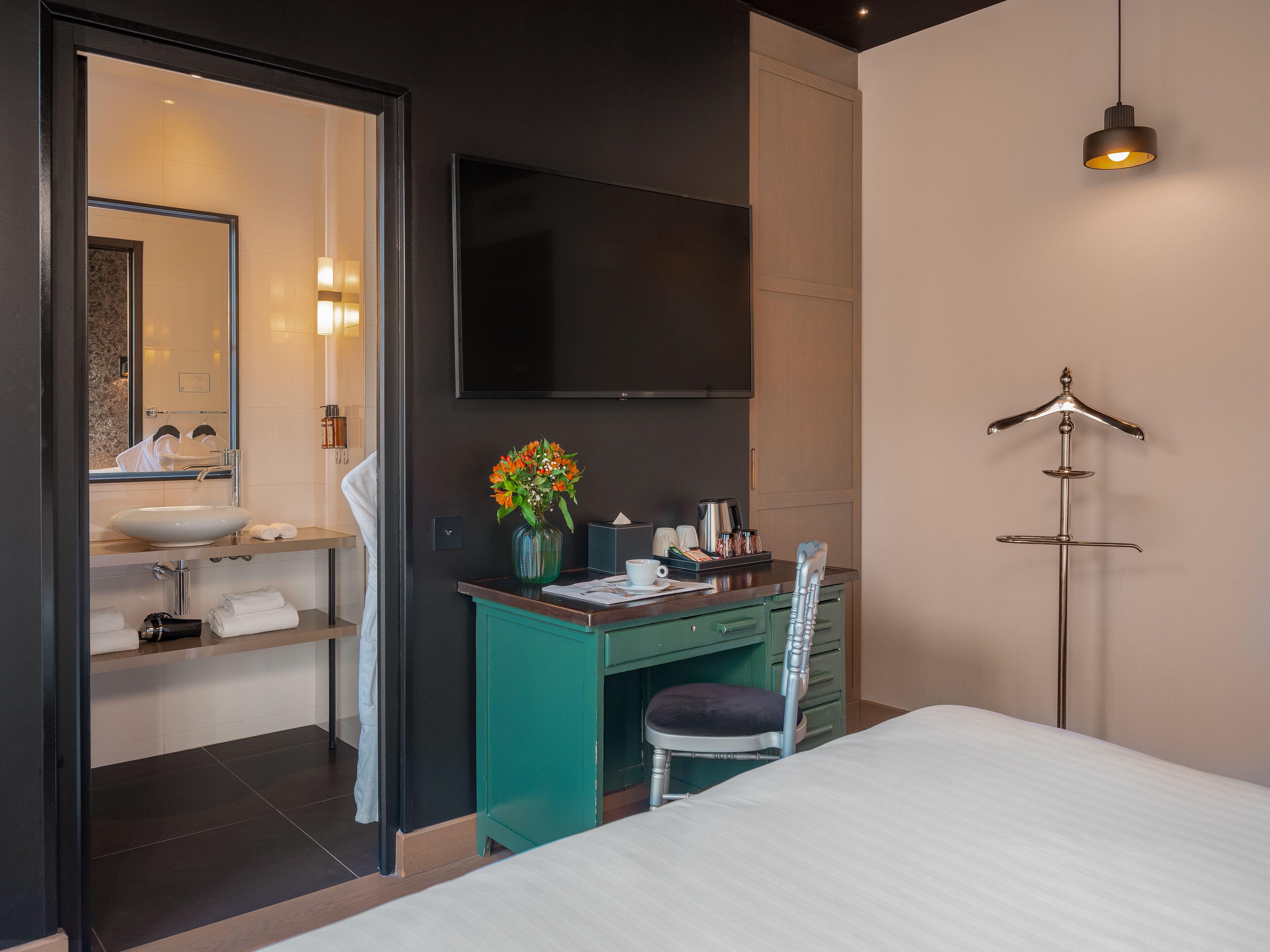 deluxe double room, terrace | in-room safe, individually furnished, desk, laptop workspace