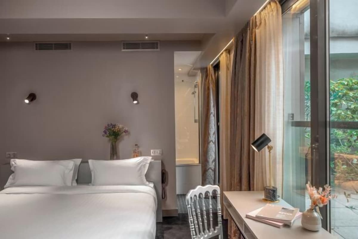 In-room safe, desk, laptop workspace, blackout drapes