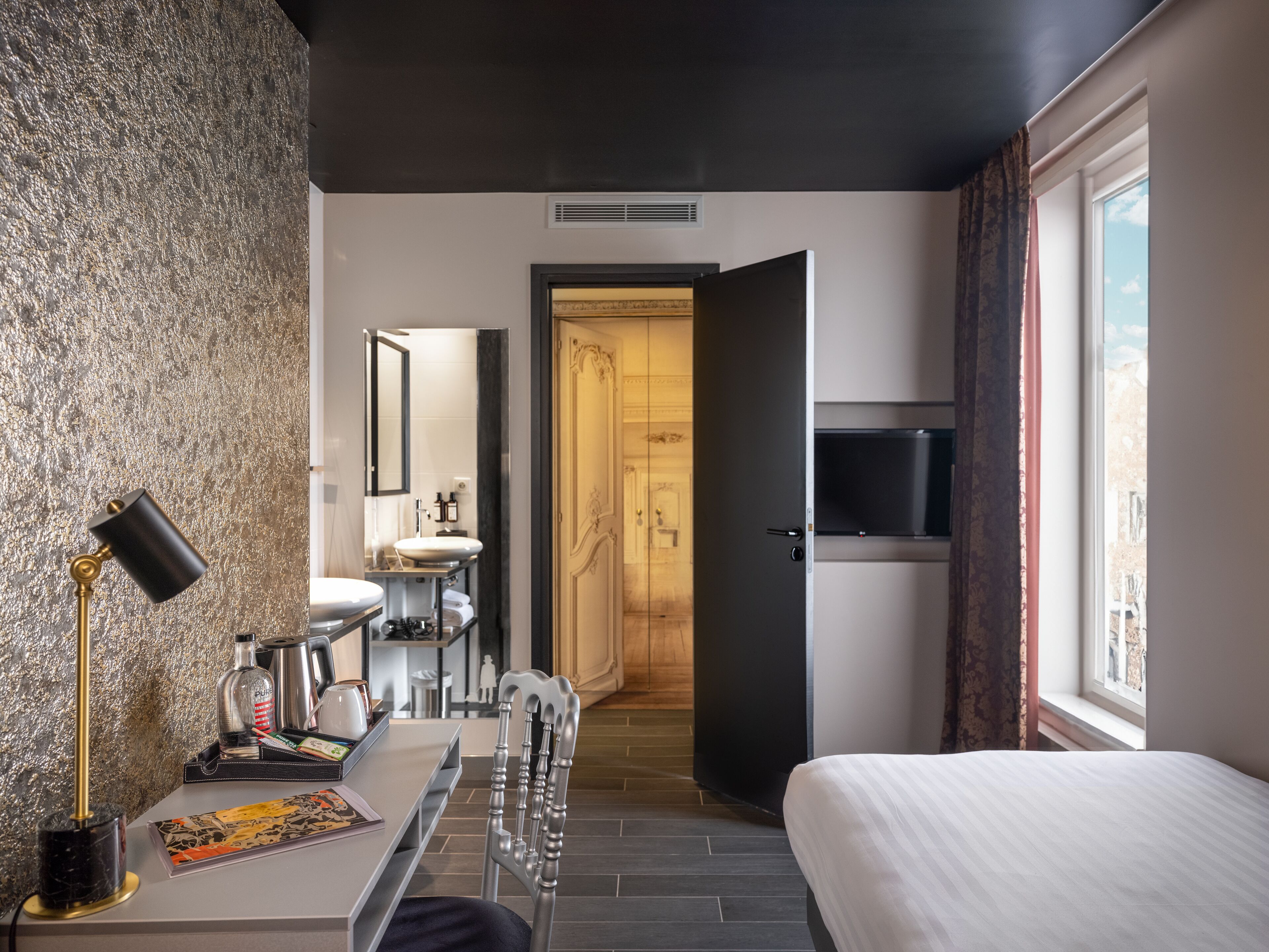 Single Room | In-room safe, desk, laptop workspace, blackout drapes