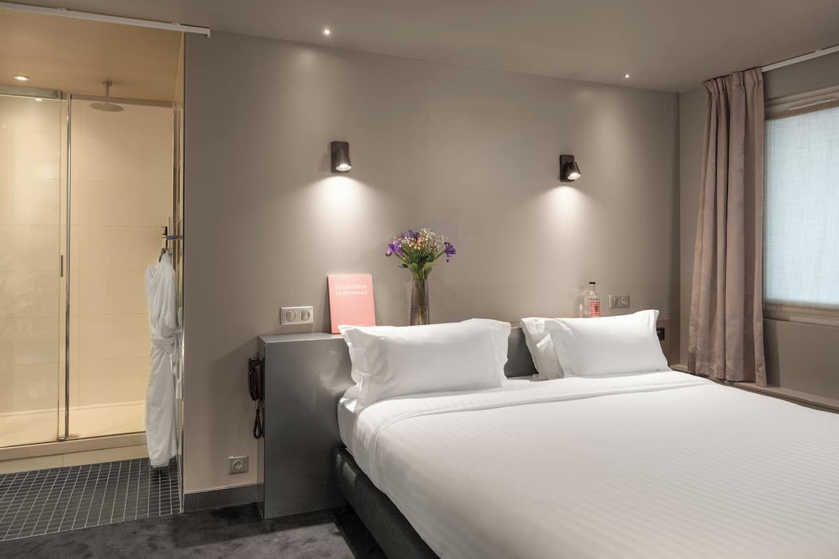 Deluxe Quadruple Room | In-room safe, individually furnished, desk, laptop workspace