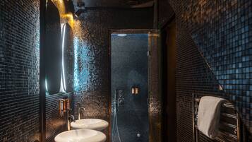 Dúplex (Spa) | Baño | Regadera con hidromasaje y amenidades de baño gratuitas