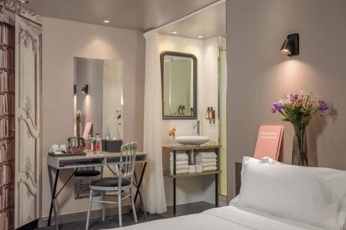 In-room safe, individually furnished, desk, laptop workspace