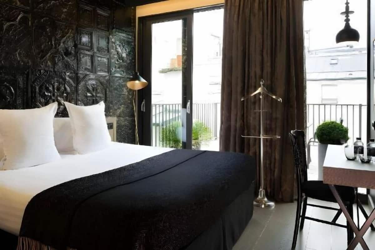 In-room safe, individually furnished, desk, laptop workspace