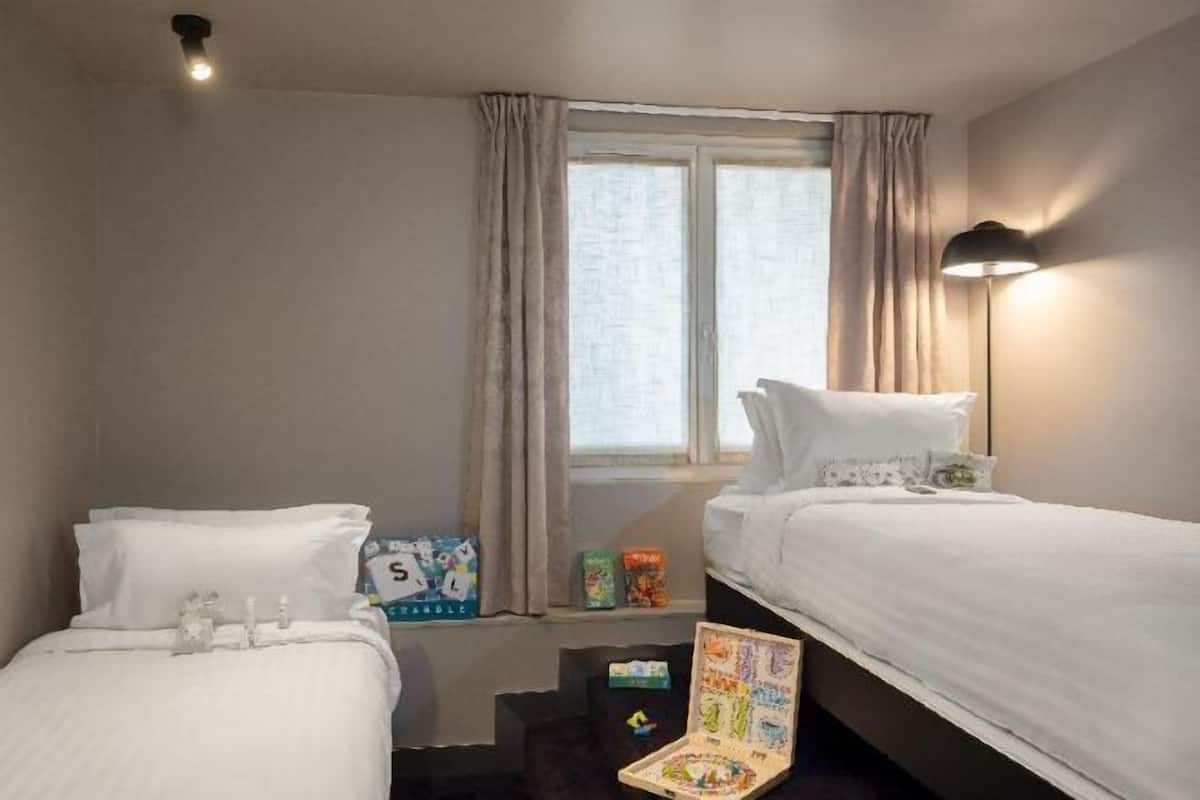 Värdeförvaringsskåp på rummet, unika möbler och skrivbord