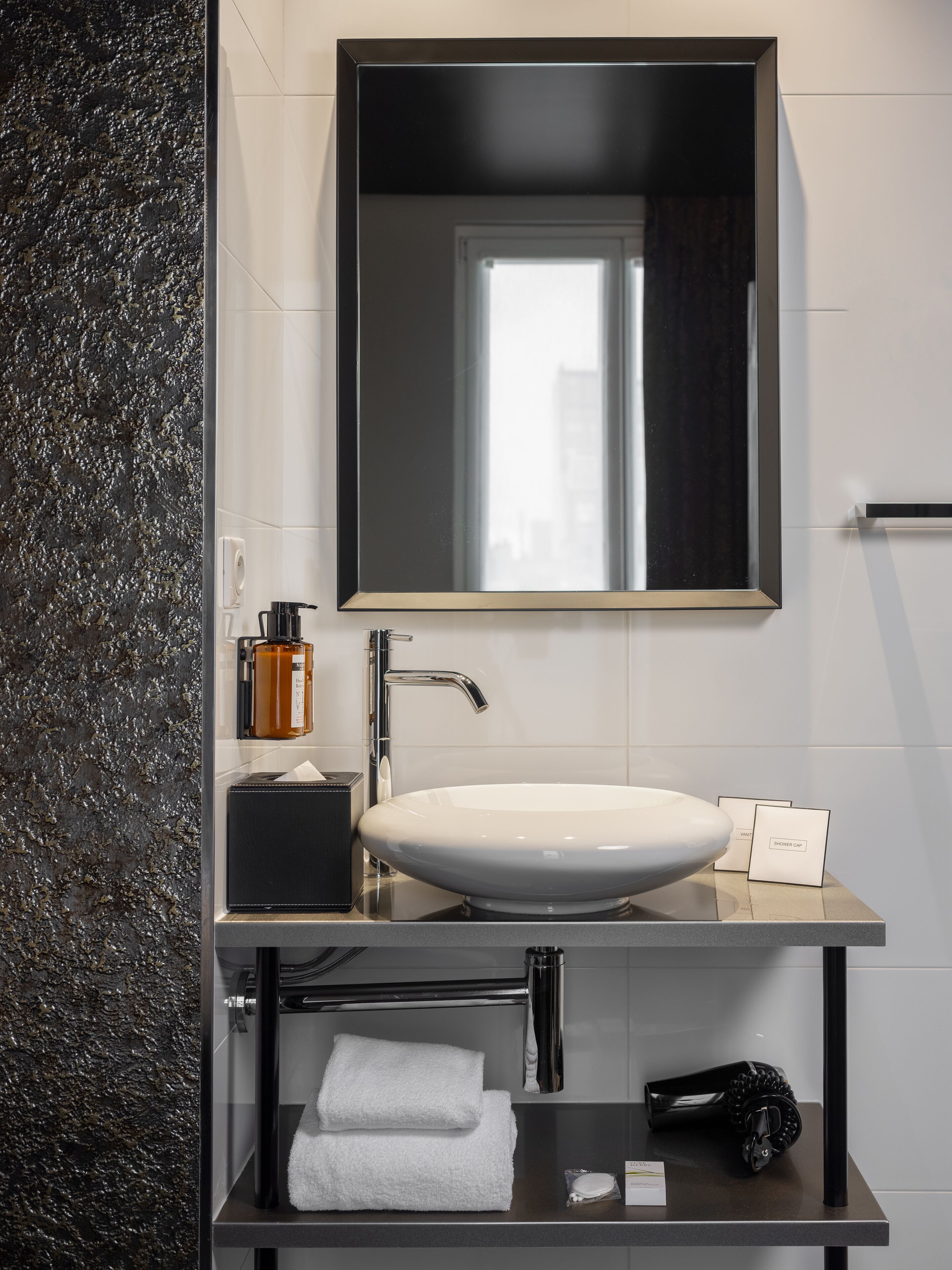 superior double room | bathroom | hydromassage showerhead, free toiletries, hair dryer, bathrobes