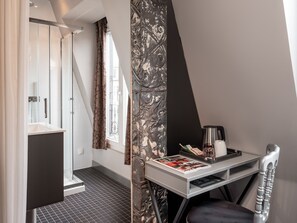 Single Room | Bathroom | Hydromassage showerhead, free toiletries, hair dryer, bathrobes - Grand Hotel Lafayette (Paris)
